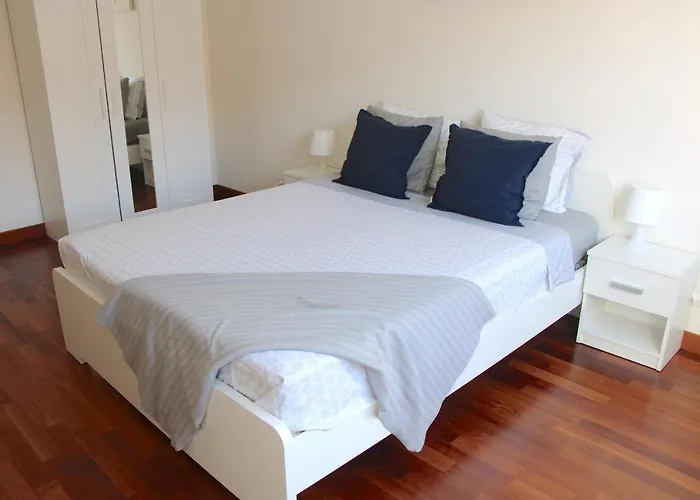 Cozy Apartment With Free Parking & Close To Lake