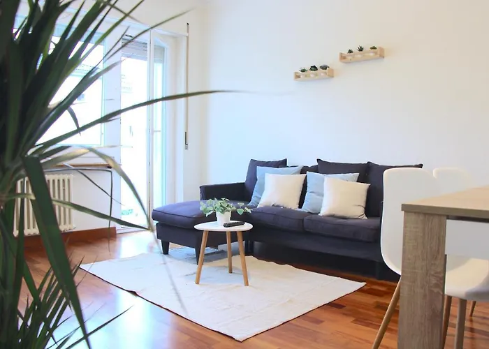 Cozy Apartment With Free Parking & Close To Lake