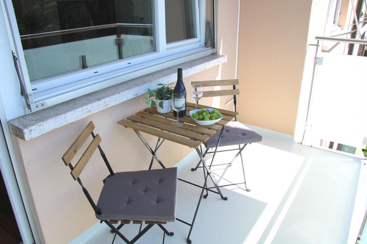 Cozy With Free Parking & Close To Apartment *